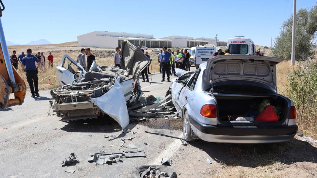 Aksaray'da feci kaza! Araçlar kağıt gibi ezildi: Ölü ve yaralılar var 2